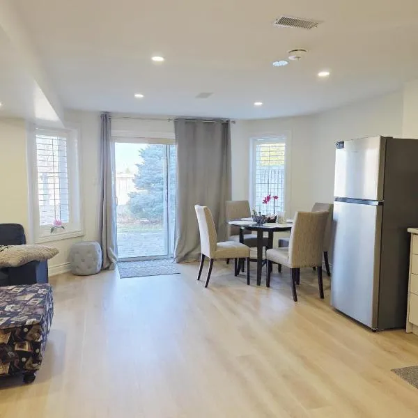 2 Bed, 1 Bath- Main floor, 2 Parking- Licensed,位于奥克维尔的酒店