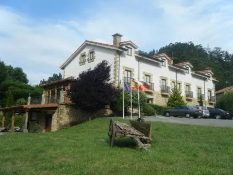 波萨达拉安佳娜酒店，位于Santiurde de Toranzo的酒店