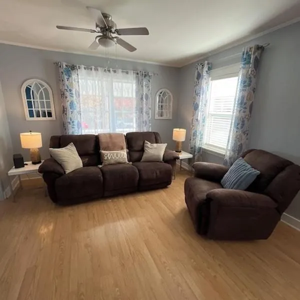 Hearth and Bay private entire home，位于达尔豪斯的酒店