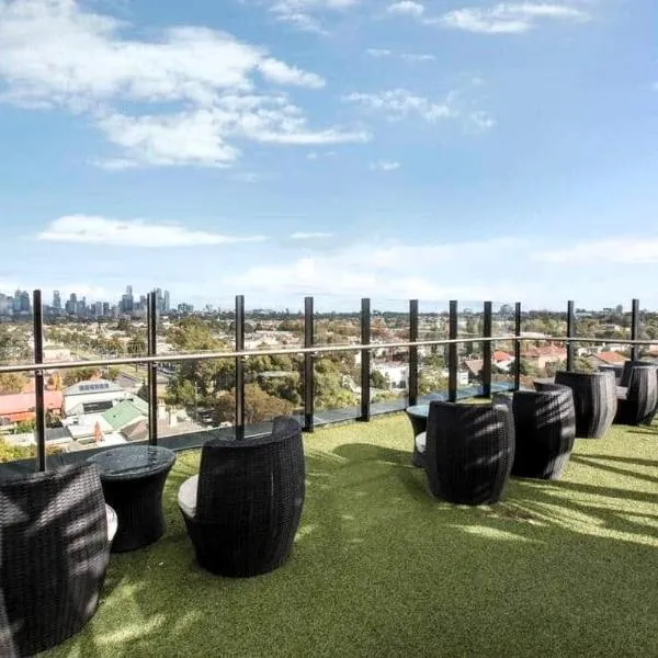 Stylish Condo Apartment with Stunning Rooftop Views & Pool, Gym and Hot Tubs by Peppy Beach Retreats，位于墨尔本的酒店