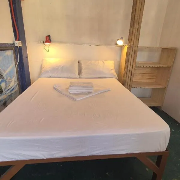 Lucy's Diner Hostel Cafe，位于San Francisco的酒店