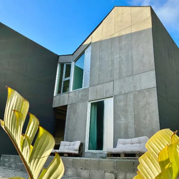 UMI surf yoga house Doniños beach，位于费罗尔的酒店