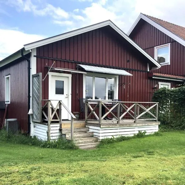 Charming Red Farmhouse Near Forsheda,位于Krokom的酒店
