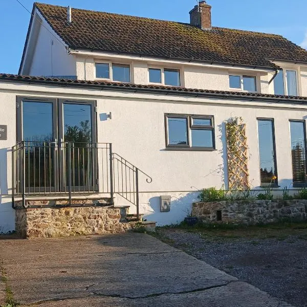 Spacious and sunny accommodation with Underfloor heating throughout，位于Culmstock的酒店