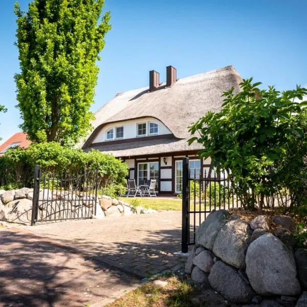 Reethus-am-Hafen Reetdachhaus Hafenblick mit Garten und Blick aufs Wasser，位于朗克维茨的酒店