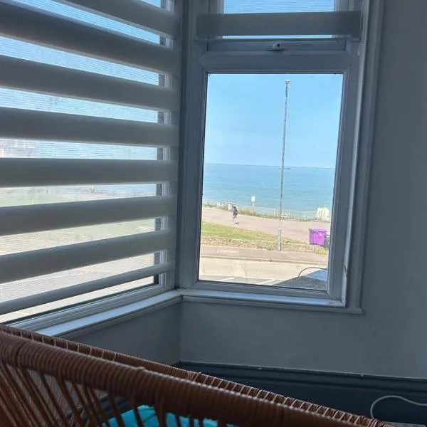 Cosy 2 Bedroom Coastal Retreat with Sea Views and a Private Indoor Hot Tub，位于马盖特的酒店