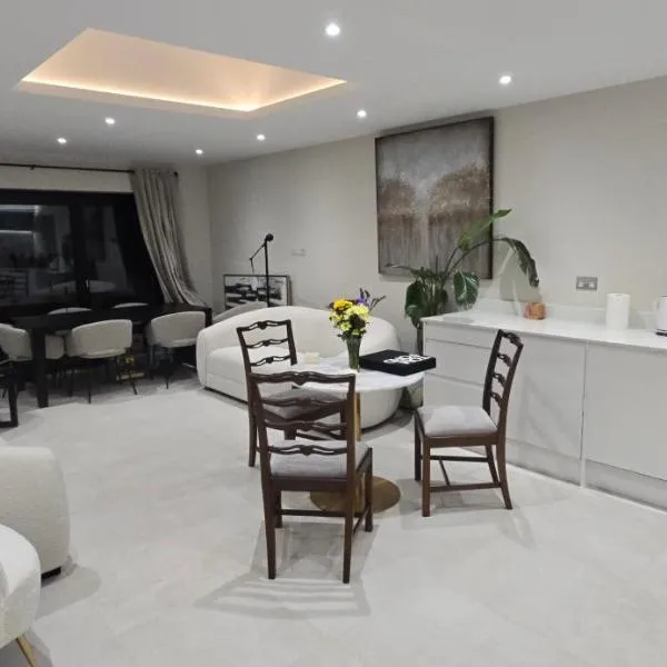 Modern 2 bed home with Ensuites & Private Parking，位于埃克塞特的酒店