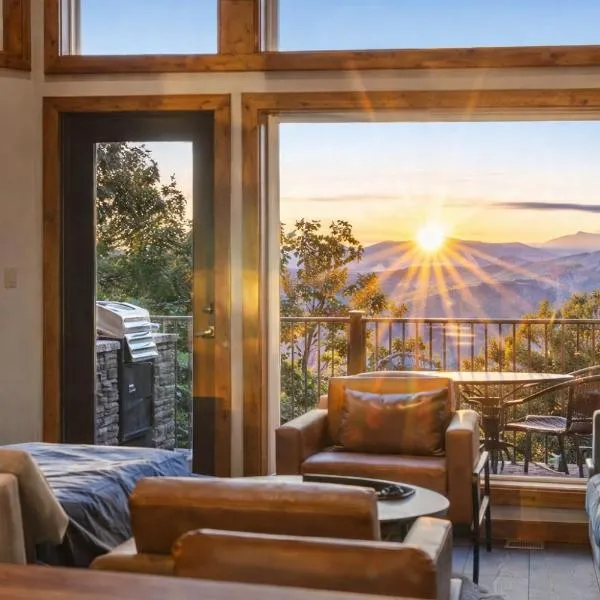 Gatlinburg Cabin - Smoky Mountain Views - Hot Tub，位于加特林堡的酒店