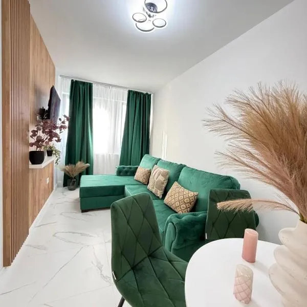Green Story Aparthotel near Palas Center and Old Town - Parking Option，位于雅西的酒店