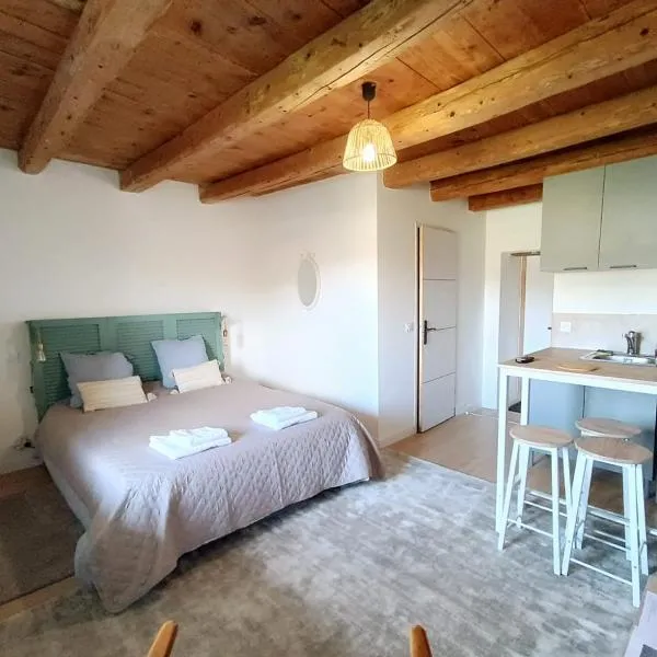 Le Parmelan - Sur la route d'Annecy，位于阿尔巴的酒店
