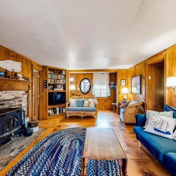 1 Mi to Beach! Family-Friendly Nantucket Retreat，位于楠塔基特的酒店