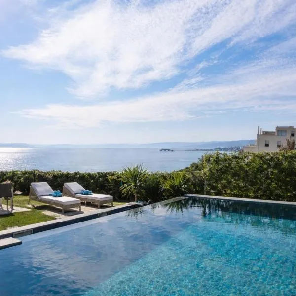 Enjoyer - Seafront apartment with PRIVATE Heated POOL and terrace，位于斯普利特的酒店