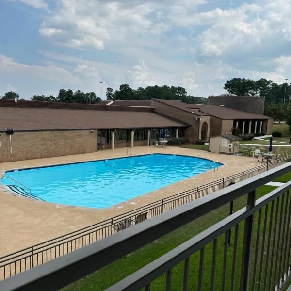 Clarion Inn Southern Pines - Pinehurst，位于南派恩斯的酒店