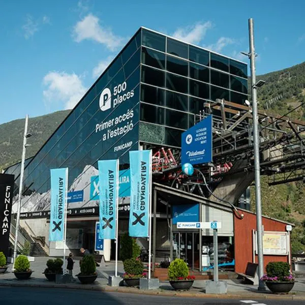 Hotel NIU a 50 m del Funicamp，位于恩坎普的酒店