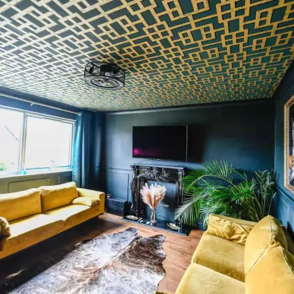 Bold Coastal Retreat with Boudoir Interiors, Felpham Village，位于博格诺里吉斯的酒店