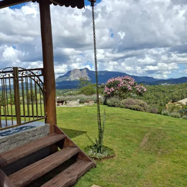Chalé Bela Montanha Vista Pedra Azul Lareira e Charme，位于新文达移民镇的酒店