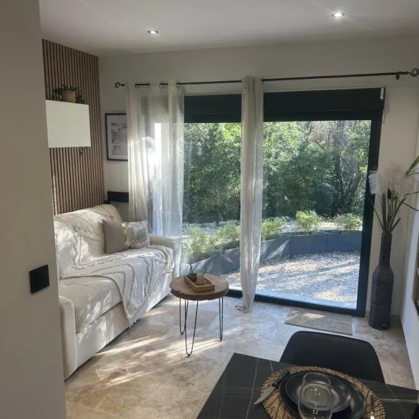 Studio cosy près du Pont du Gard，位于韦尔-加尔桥的酒店