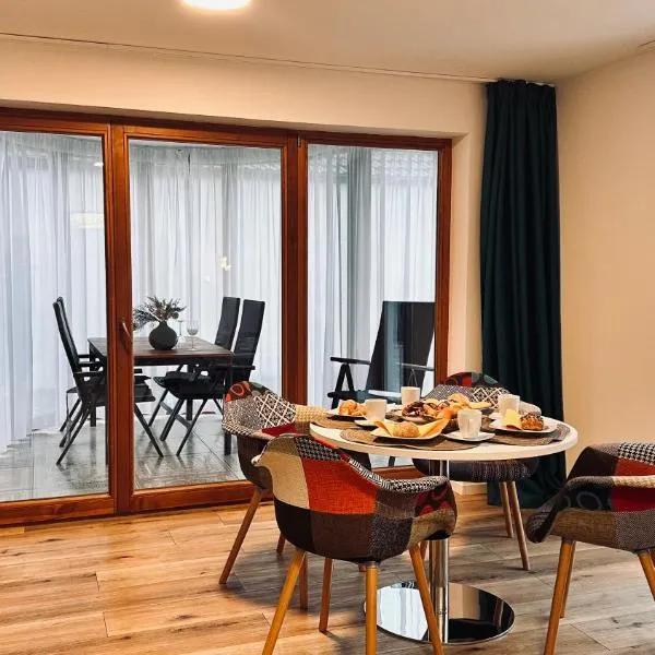 Sonnenwinkel - Ferienwohnung mit Wintergarten, Terrasse & Parkplatz，位于博登斯边的拉多夫采尔的酒店