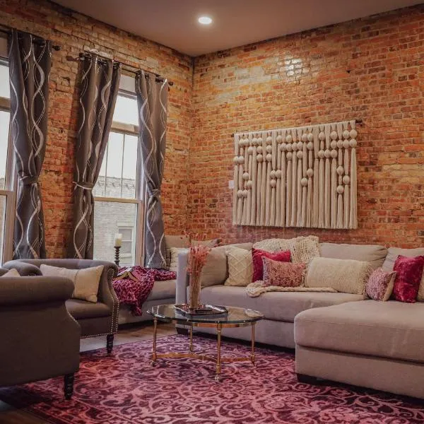 Private Boutique Getaway - Fireplace & Soaking Tub - Downtown Loft - by Cross-Key Vacation Rentals，位于米勒斯堡的酒店