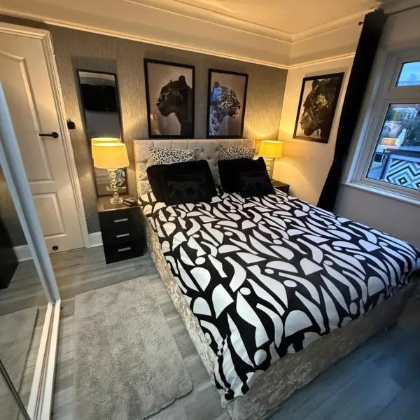 Spacious room and single with private bathroom，位于Saint Thomas Station的酒店