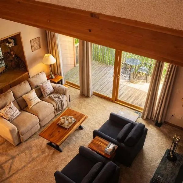 Top Floor Luxury, Sauna, Private Pool, Lake Bellaire Beach, 5 beds, 4 full bath，位于Bellaire的酒店