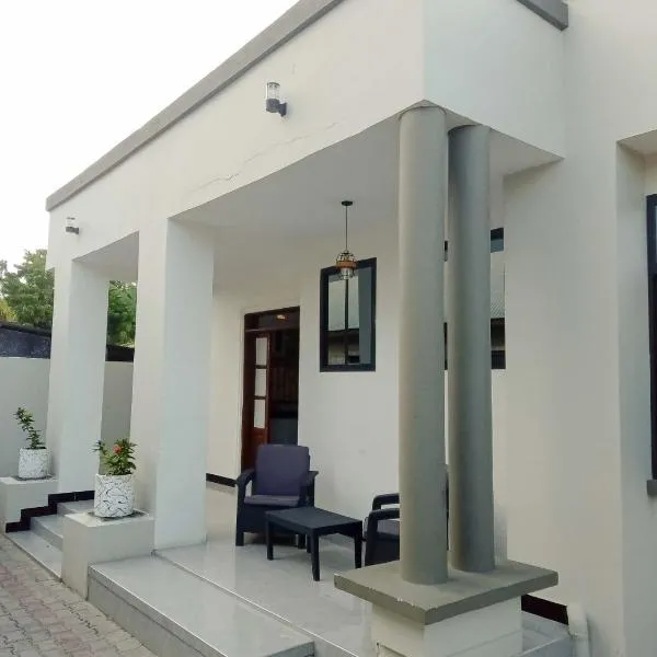 Beach close house with AC WiFi and washingmachine，位于达累斯萨拉姆的酒店