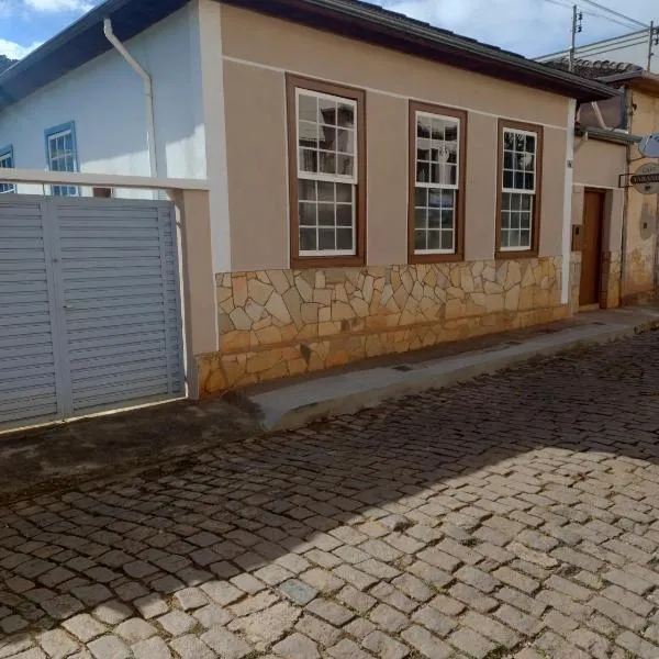 Casa estilo colonial, no Centro de Aiuruoca-MG.，位于阿尤鲁奥卡的酒店