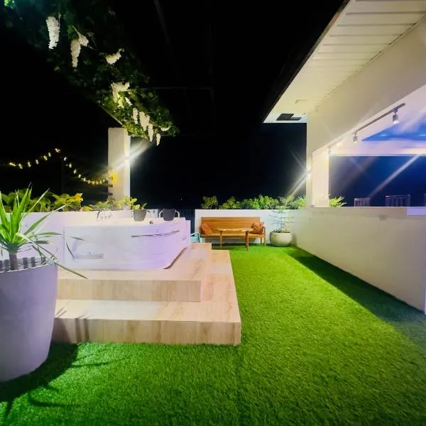 The Penthouse With Outdoor Jacuzzi Private Rooftop Solar Powered Energy，位于公主港的酒店