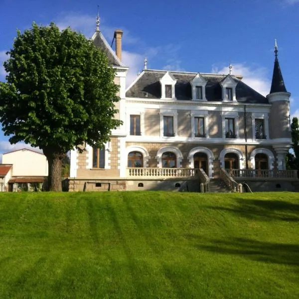 Eclosion Château Hôtel & Restaurant，位于Sainte-Croix-en-Jarez的酒店