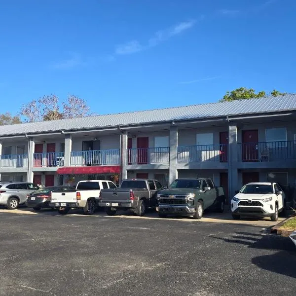 奥基乔比湖景旅馆&套房酒店，位于奥基乔比的酒店