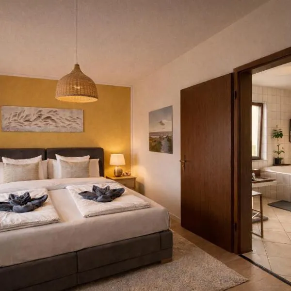 Ferienhaus ,,Pier 7" am See - 2 Wohnungen mit Garten für bis zu 11 Personen, einzeln oder zusammen buchbar，位于Große Mühle的酒店