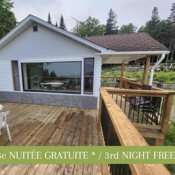 Cozy Chalet with Breathtaking Mountain View，位于Notre-Dame-Des-Bois的酒店
