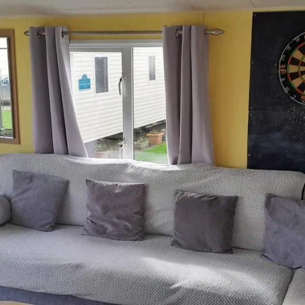 Arual Caravan Manor House Park. Allonby, Cumbria,位于Allonby的酒店