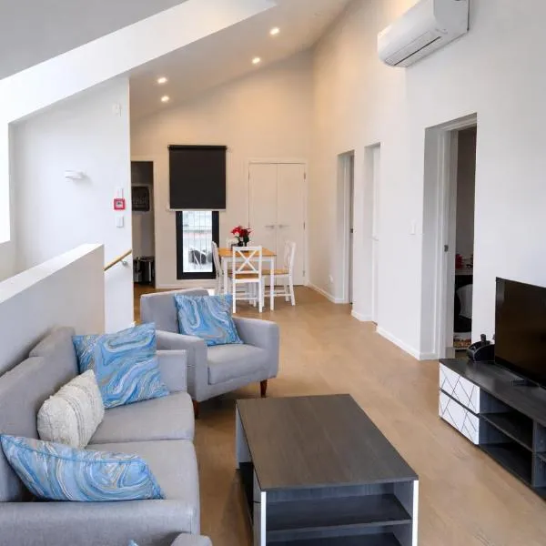 Bright 2BR Apartment at Jacks Point Golf Course With Mountain Views，位于Queenstown Airport的酒店