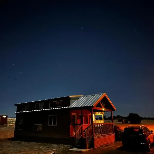 036 Tiny Home nr Grand Canyon South Rim Sleeps 8 - Full Kitchen，位于瓦莱的酒店