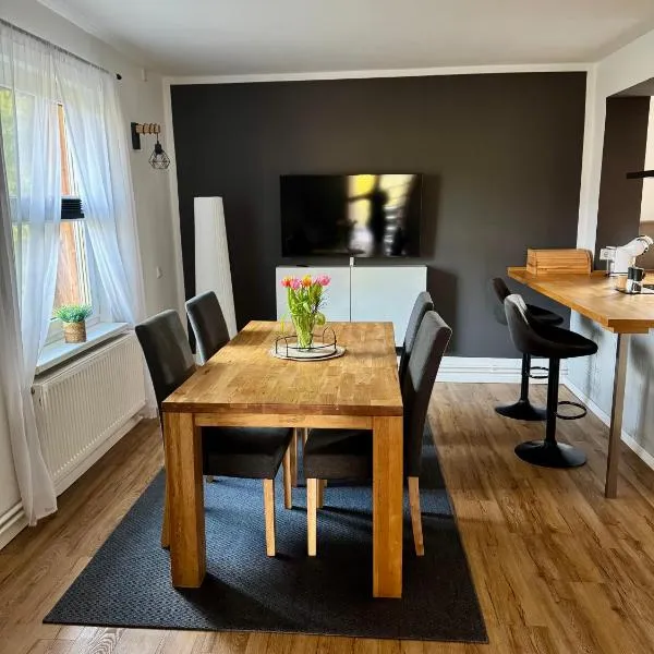 stylisches Ferienhäuschen，位于居斯特罗的酒店