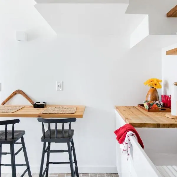 The Forest Door - Studio Suite in Stone Cottage，位于Tryon的酒店