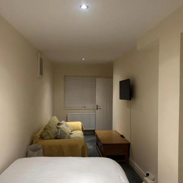 Quiet Double Room Ensuite Marble Bathroom South Croydon，位于克罗伊登的酒店
