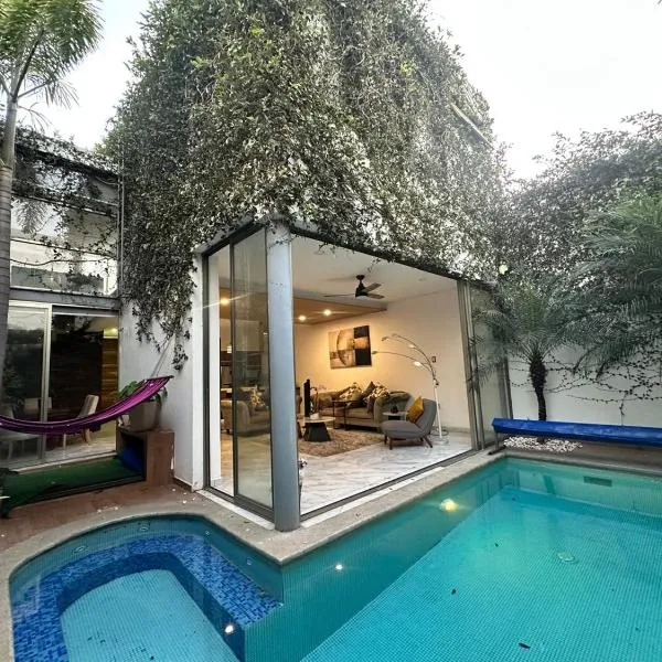 Beautiful House with Climate Pool and Jacuzzi，位于科利马的酒店