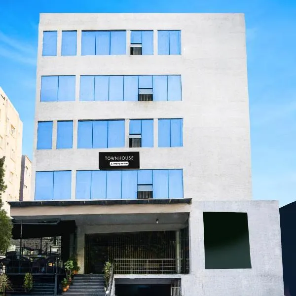 Super Townhouse HITEC City Metro Station Formerly JKC Grand，位于Madhapur的酒店