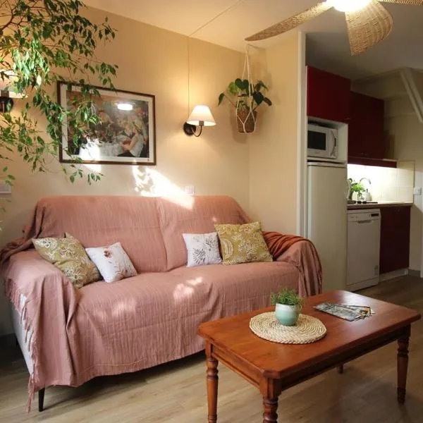Maison cosy 6 pers - piscine chauffée - nature et lac - Monflanquin，位于蒙夫朗屈安的酒店