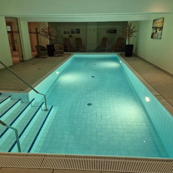 Südwind App2 - Modernes Apartment mit Pool und Sauna, nur 3 Gehminuten zum Strand，位于岑平的酒店