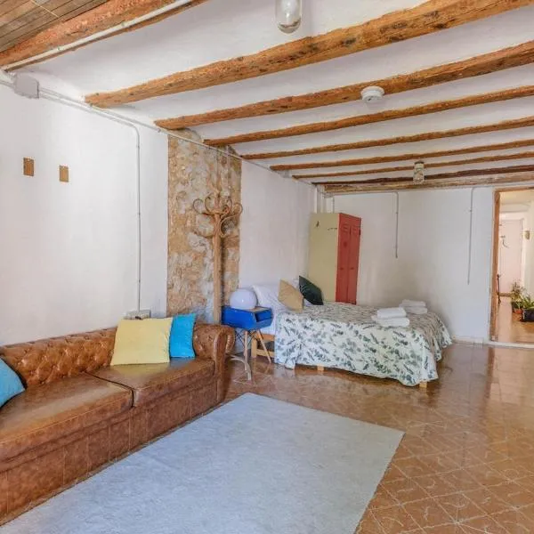 Bohemian apartment with internal balcony，位于Aldover的酒店