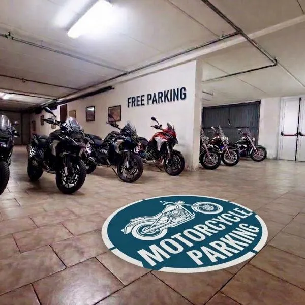 Hotel Montegrino Lakeview，位于Montegrino Valtravaglia的酒店