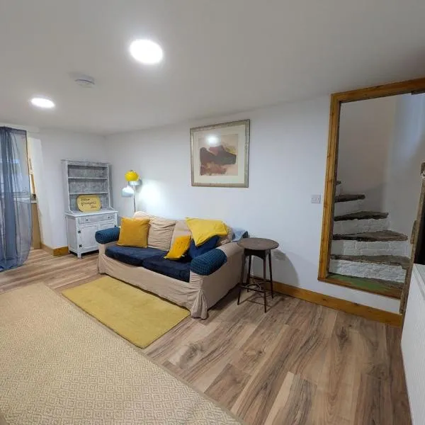 Bright cottage, sleeps 4, near trails, own parking，位于Abercarn的酒店