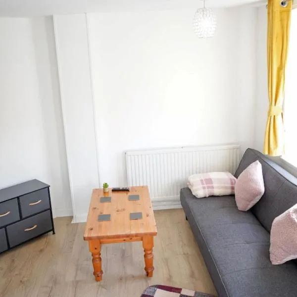 The Crescent Townhouse Ensuite Sleeps 3,位于纽敦的酒店