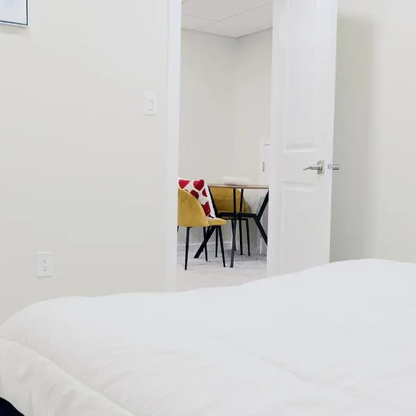 Bright Modern Suite in Bonavista, Private Entrance，位于温尼伯的酒店