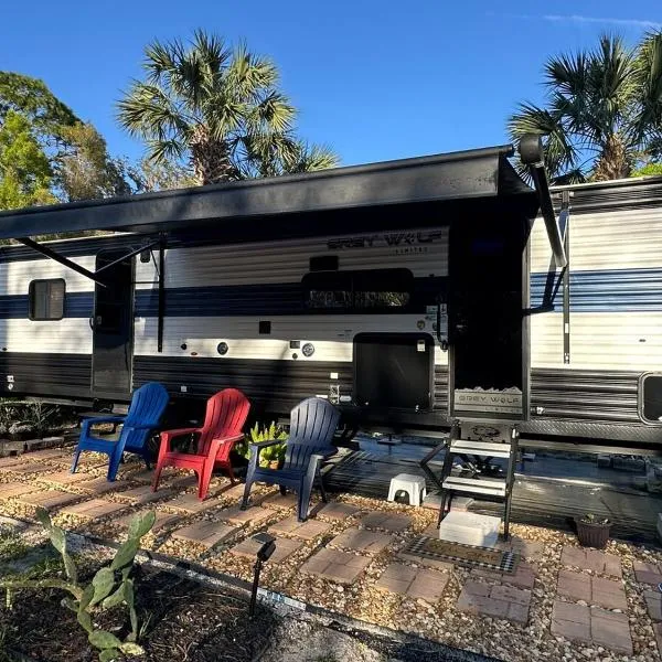 RV Oasis in Downtown Deland，位于德兰的酒店