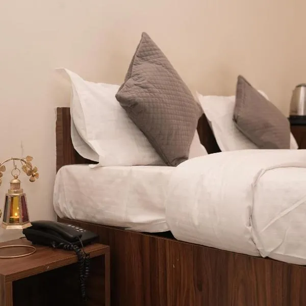 Life Tree Hotel and Banquet Hall, Sector 63A，位于诺伊达的酒店