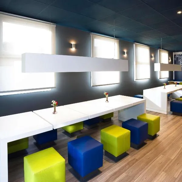 马德里阿尔科尔孔莫斯托莱斯宜必思快捷酒店，位于阿尔考空的酒店